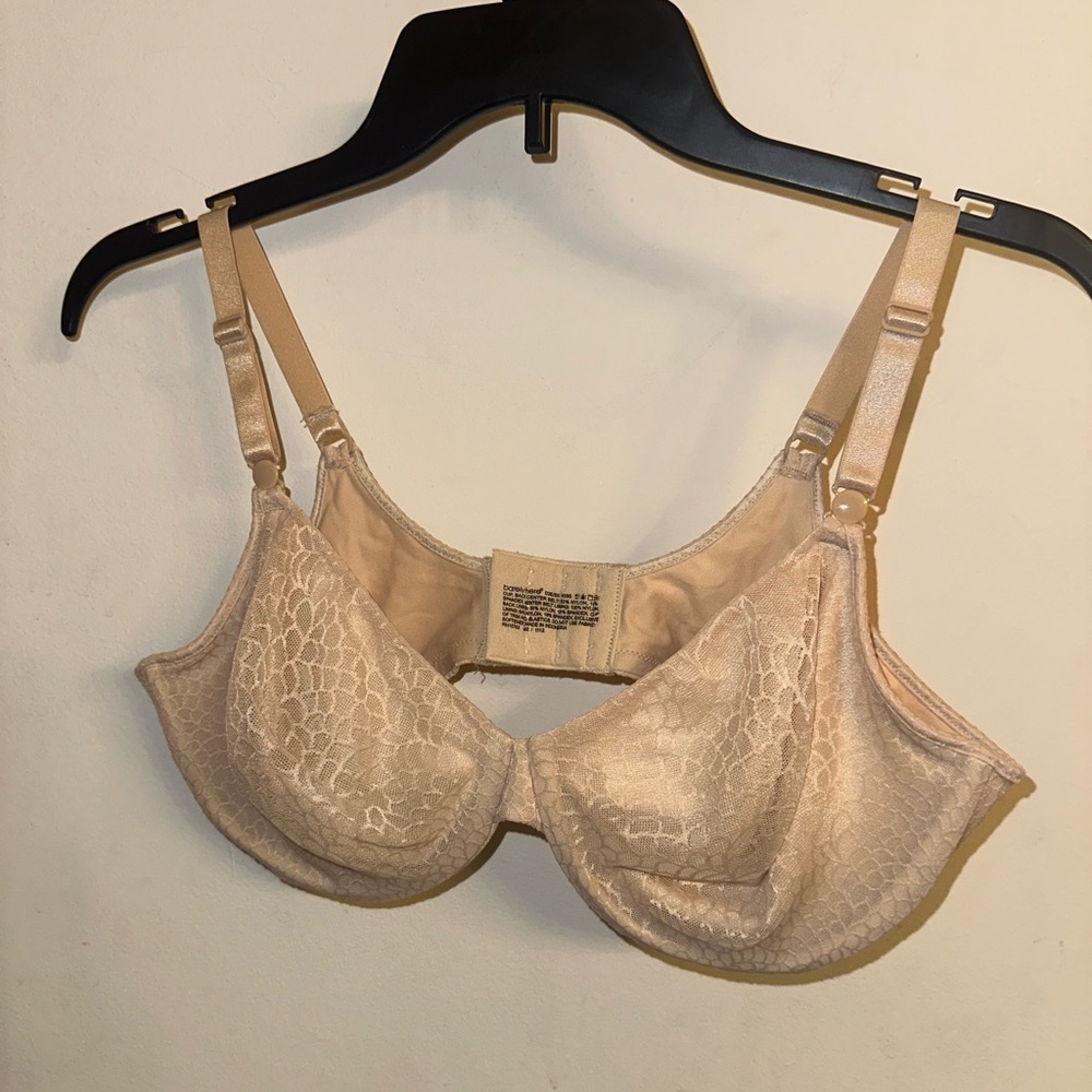 Barely There Cream Full Coverage Bra with Lace